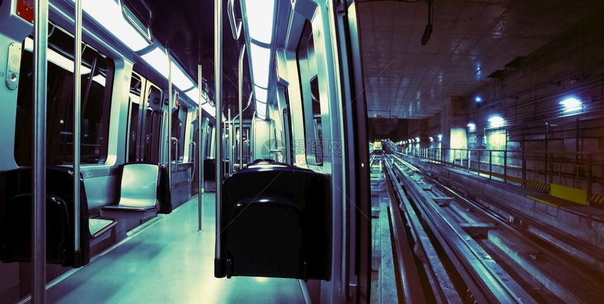 显示车厢和轨道的地铁列车段的横截面显示车厢和轨道的地铁列车横截面图片