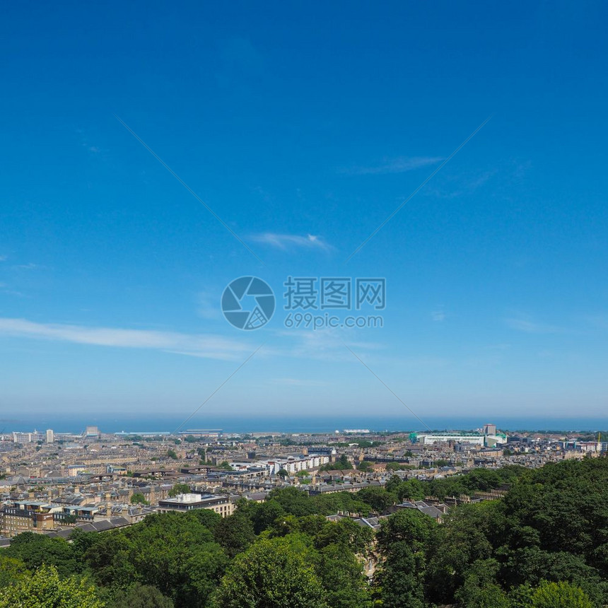 从英国爱丁堡的卡尔顿山可以看到城市的空中景象图片