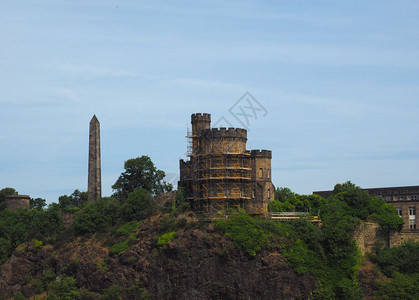 联合王国爱丁堡CaltonHill上的总督府和政治烈士方尖碑背景图片