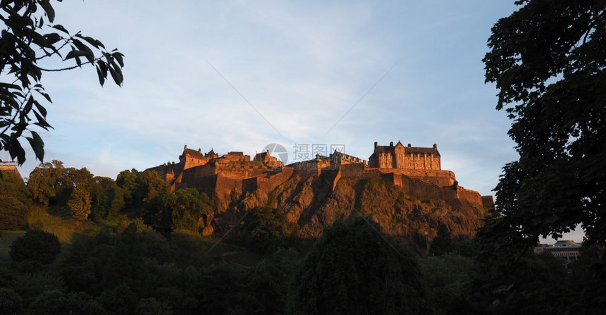 日落时在城堡岩石上的爱丁城日落时在爱丁堡城图片