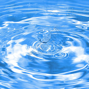 带圆的水滴宏观视图水滴图片