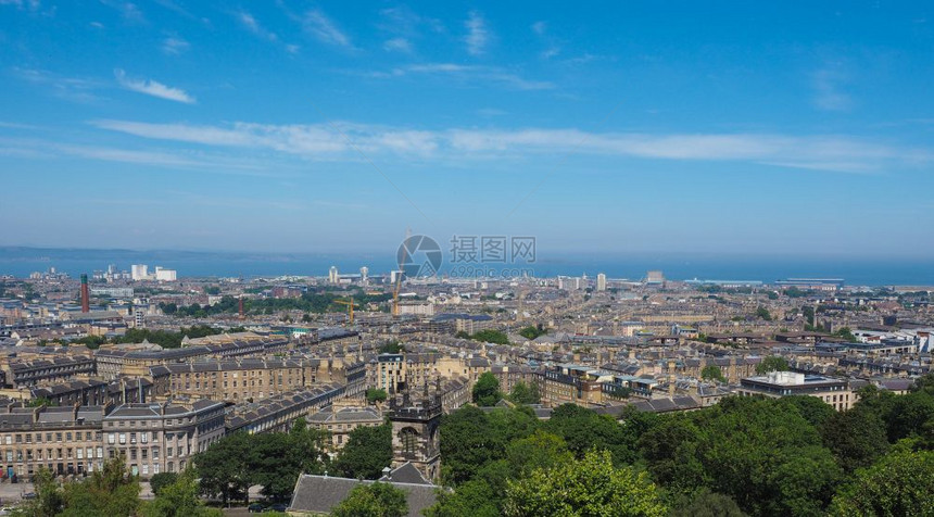 从英国爱丁堡的卡尔顿山可以看到城市的空中景象图片