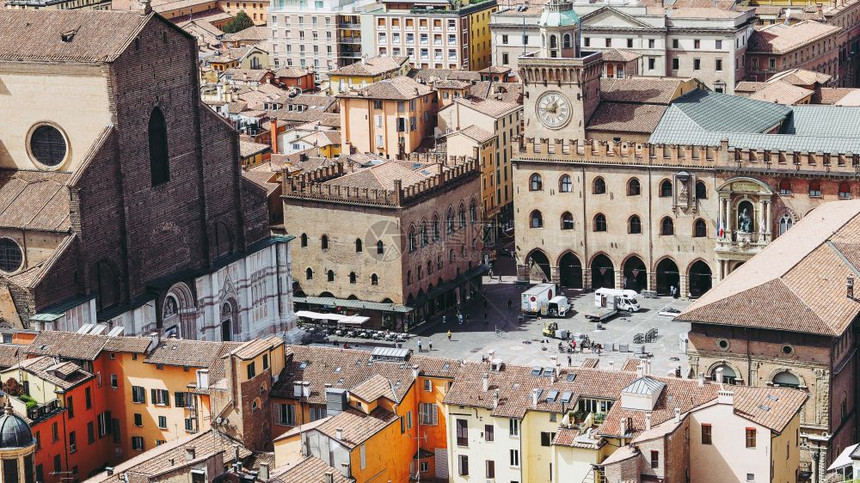 意大利博洛尼亚市PiazzaMaggiore广场和SanPetronio教堂的空中观察图片