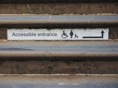 公共楼梯上的无障碍入口标志图片