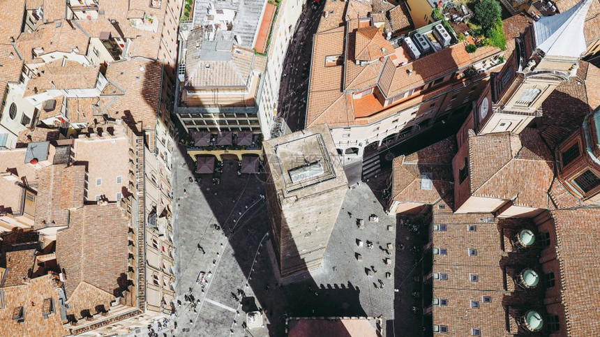 意大利博洛尼亚市Garisenda塔空中观察波洛尼亚空中观察图片