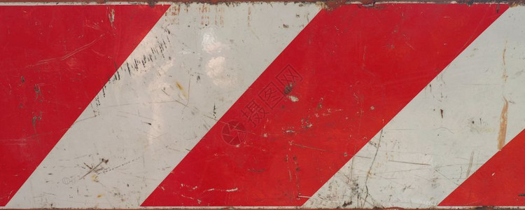 红色和白条纹金属交通警示标志背景图片