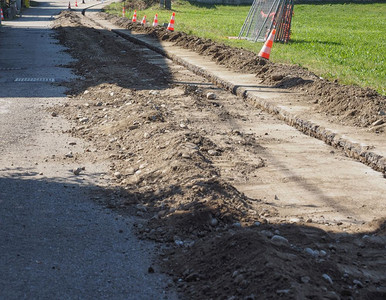 在FTTHFibre至家模式下铺设光纤电缆的建筑工地进行道路挖掘工程图片