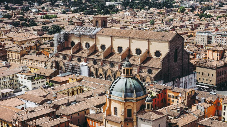 意大利博洛尼亚市圣彼得罗奥教堂的空中观察博洛尼亚图片