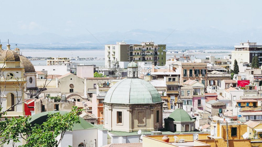 意大利卡亚里市的空中观望着码头图片