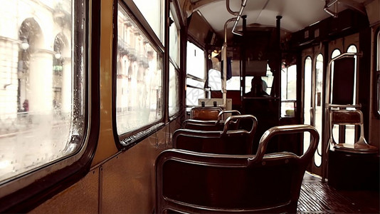 雨天的古老电车雨中图片