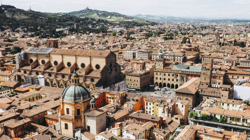 意大利博洛尼亚市PiazzaMaggiore广场和SanPetronio教堂的空中观察图片