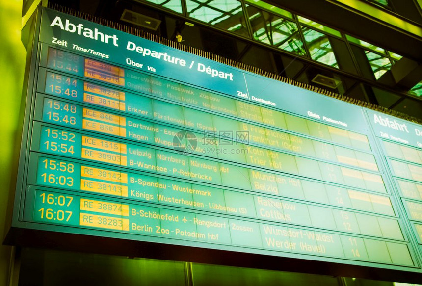 在车站或机场古老的车站或机场古老的报到和离境时间显示屏幕图片