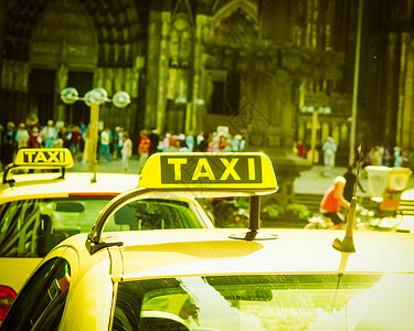 具有模糊城市背景旧的出租车图片