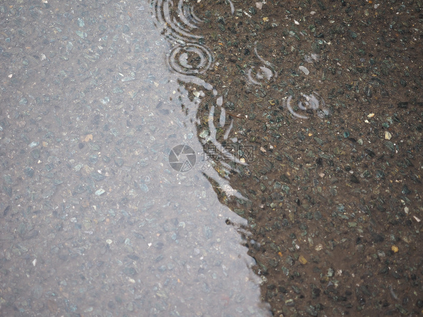 水在一滩雨水中循环用作背景雨水坑背景图片