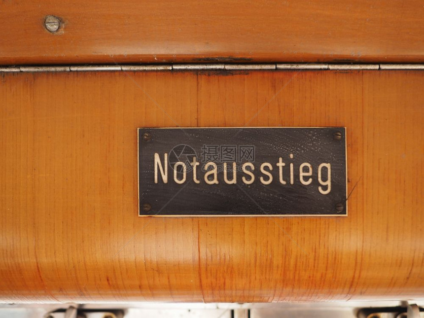 在老式德国电车上的Notossieg紧急出口标志图片