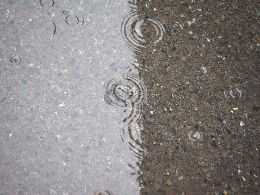 水在一滩雨水中循环用作背景雨水坑背景图片