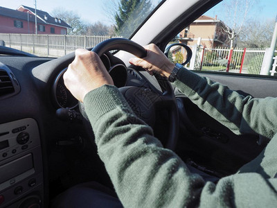 驾驶汽车的男子驾驶方向盘的手细节驾驶汽车的男子图片