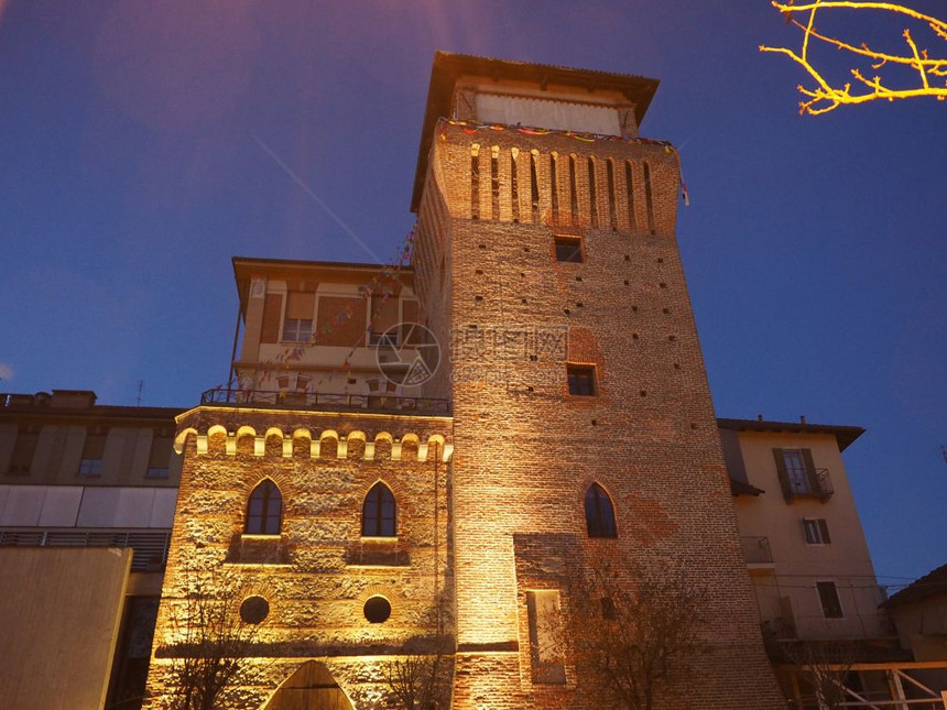 托瑞中世纪塔和城堡在夜间在意大利托里内斯塞提莫托里内斯的塞提莫塔图片