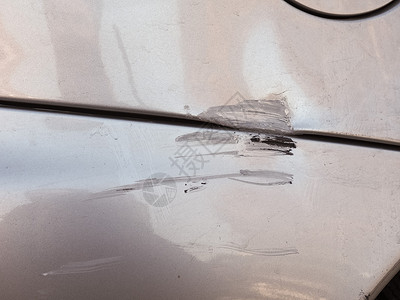 在事故中损坏的汽车上碎屑和凹痕在汽车上碎屑和凹痕背景图片