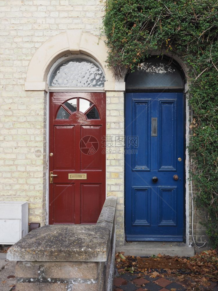 英国住宅的红色蓝传统门和入口图片