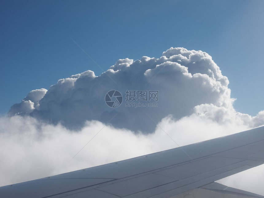 从飞机窗口看到了美丽的白云图片
