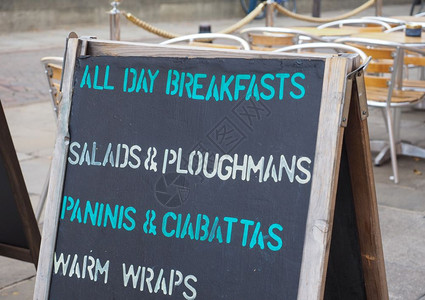 每天的早餐沙拉和犁夫意大利面和番茄酱温暖的包装黑板标志背景图片