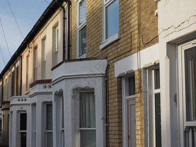 英国传统房屋的两排带有弓窗英国传统房屋图片