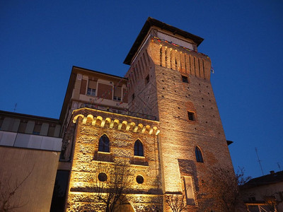 托瑞中世纪塔和城堡在夜间在意大利托里内斯塞提莫托里内斯的塞提莫塔图片