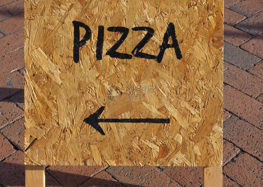 木板上有指向箭的比萨牌指向箭的比萨牌图片