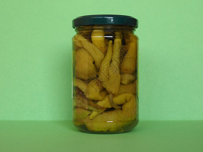 罐子里的甜绿醋胡椒素食和品绿醋胡椒图片