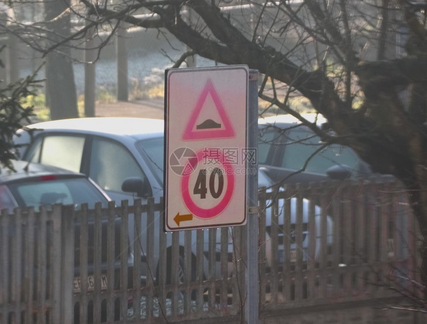 以限制汽车交通标志的速度图片
