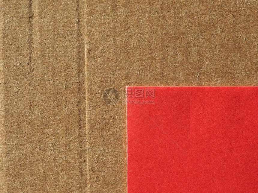 褐色涂层纸板和红纹理作为背景有用褐色涂层纸板和红纹理背景图片