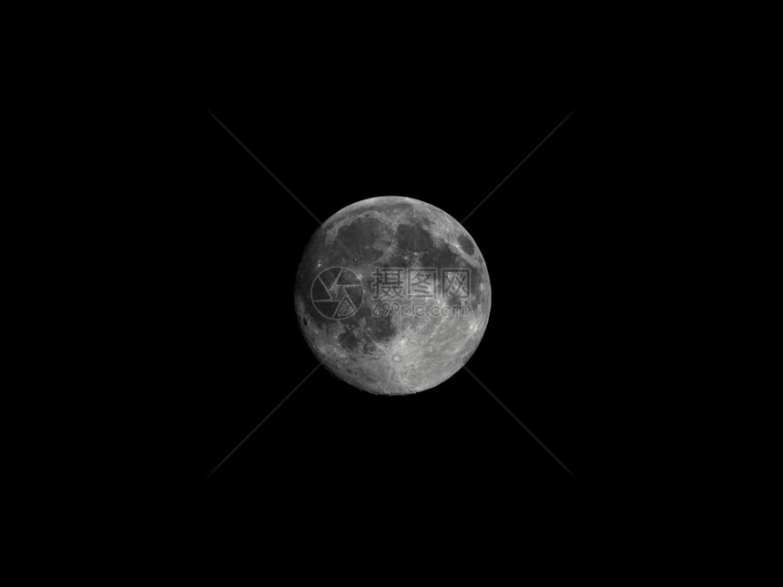 满月用带有复制空间的天文望远镜看到用图片