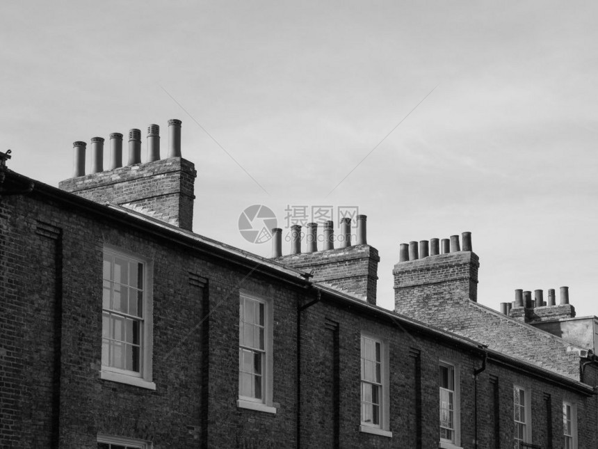 英国传统房屋蓝天黑白红砖图片