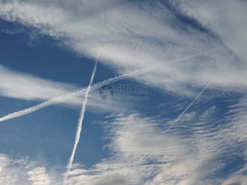 蓝色天空中有飞机飞过的轨迹图片