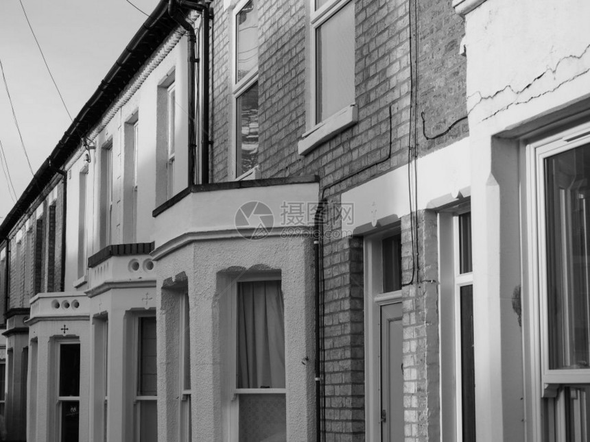 英国传统房屋用黑白两边的弓窗图片