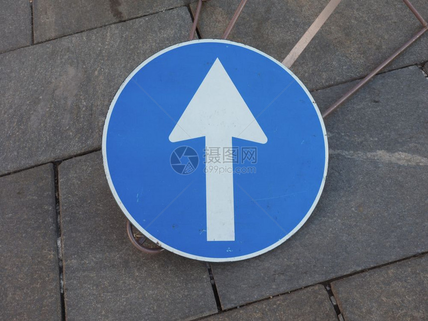 管制标志向箭头交通标志指示的方向前进图片