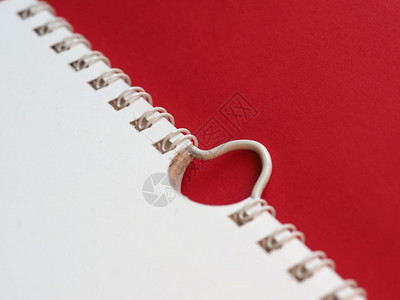 红色背景上的空白日历页背景图片