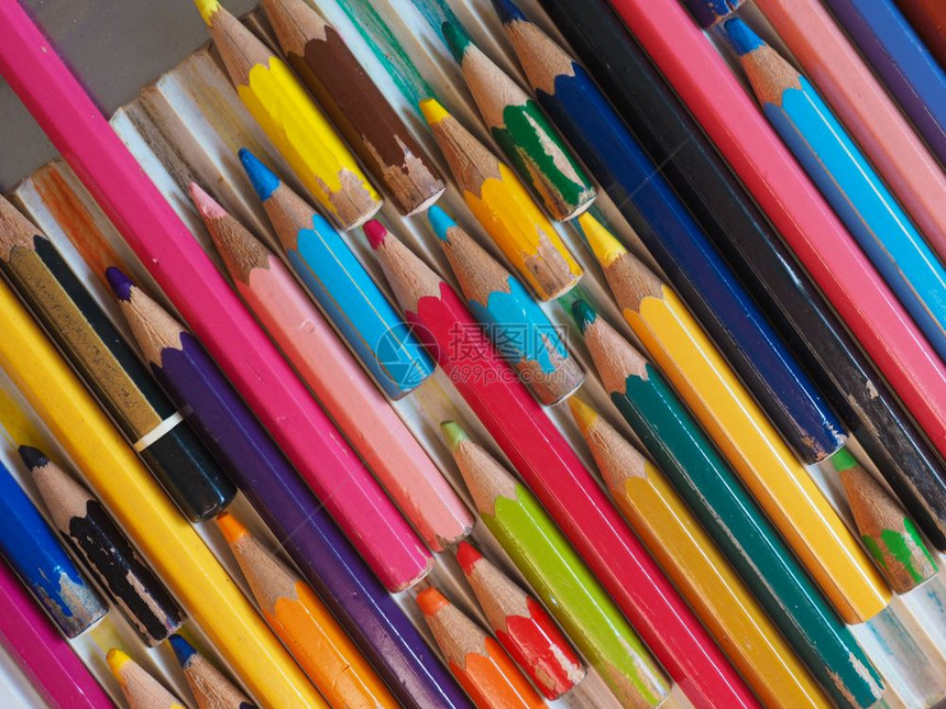 许多颜色铅笔和长度不同颜色和长度不同许多颜色铅笔图片