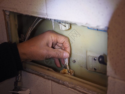 修补现代水管工理厕所罐的水管工图片