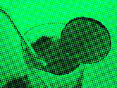 纯绿色单酒精鸡尾杯中加石灰水果片和薄荷叶图片