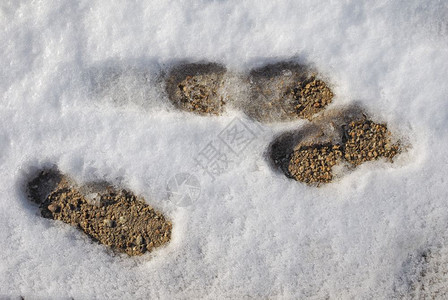 一个人在雪中行走留下的脚印雪中图片