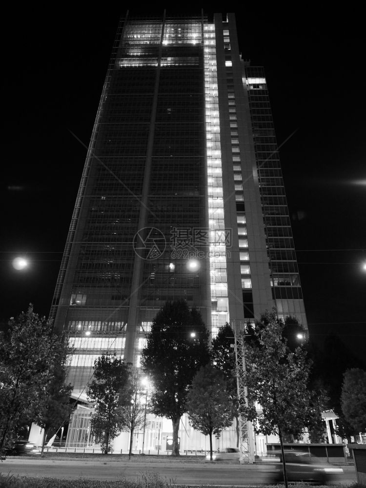 2018年9月日土耳其伊塔利CIRCA2018年9月由RenzoPiano设计的圣保罗市总部摩天大楼黑白夜视图片