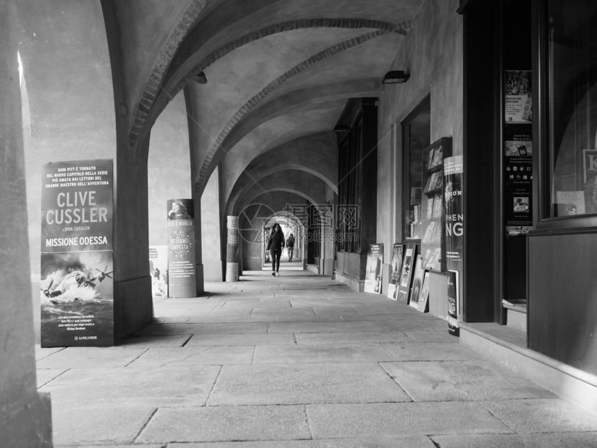 阿尔巴伊塔利CIRCA2019年月日古城中心的ColonnadePortico黑白图片