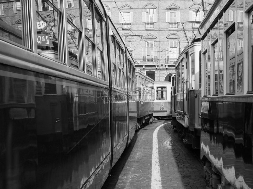 2018年月0日都灵特罗莱节黑色和白的旧电车图片