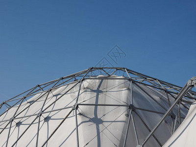 结构维森蓝色天空上方的大地测量外骨骼弹圆顶结构背景