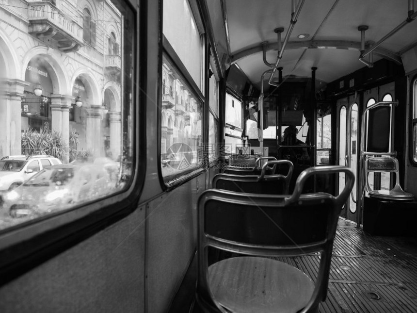 2018年月一辆黑色和白的旧式公共交通车都灵一辆黑色和白的旧式电车图片
