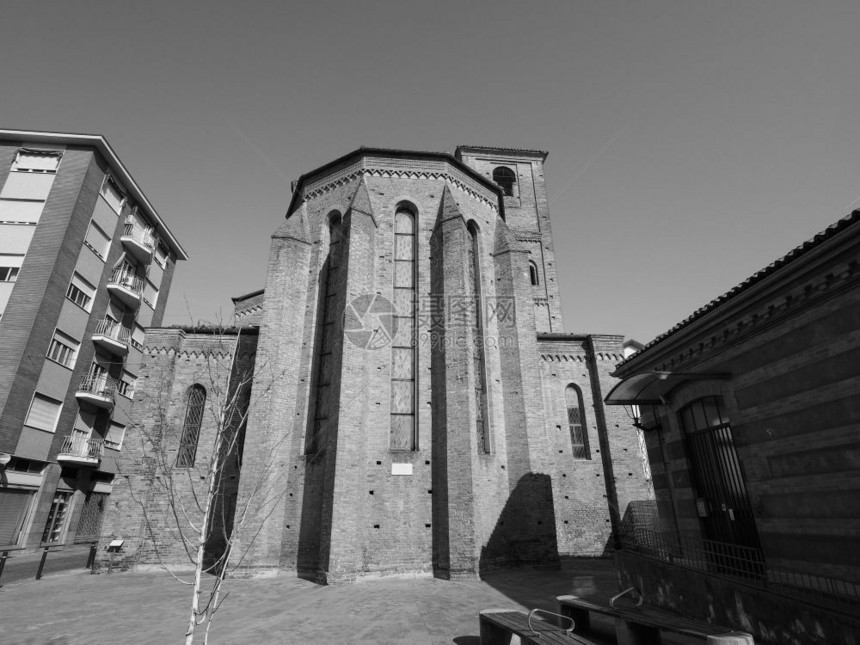 意大利阿尔巴的圣多梅尼科教堂黑白两色图片