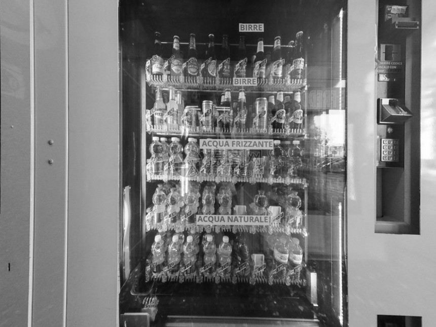 2018年9月日至18意大利售卖饮料的自动货机包括啤酒闪光水的frizzante和黑白静水的frizzante和黑白的静水quu图片