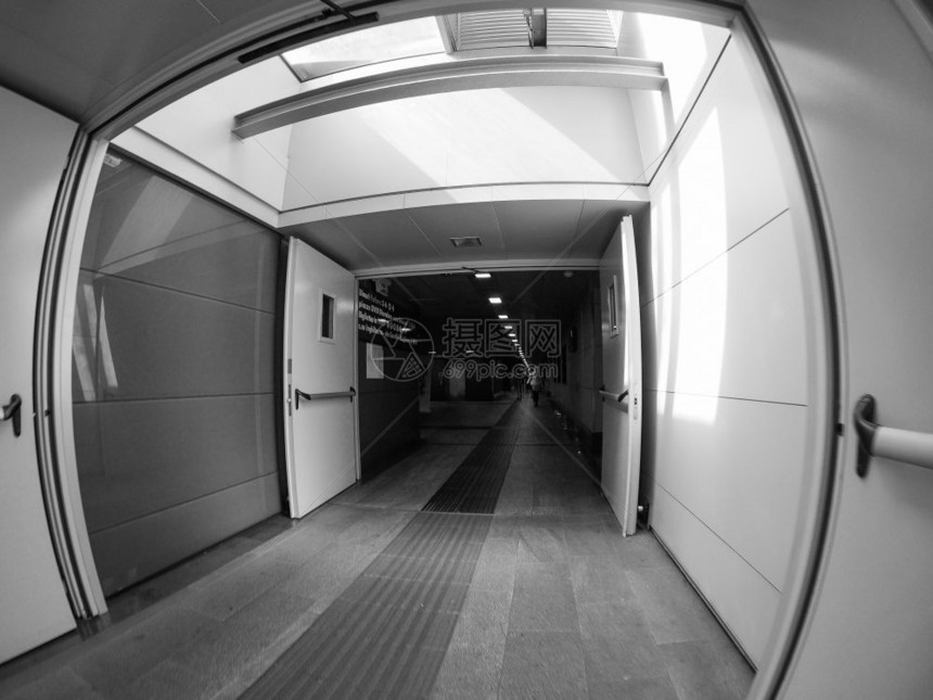 2018年9月日至18都灵PortaSusa火车站通过黑白鱼眼透镜看到黑白鱼眼都灵PortaSusa站黑白图片